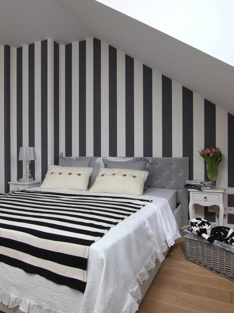 realizacja wnętrza sypialni z czarno-białą tapetą